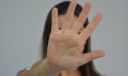 Pastor leva mulher ferida ao hospital após denúncia contra marido; em seguida, vítima muda versão