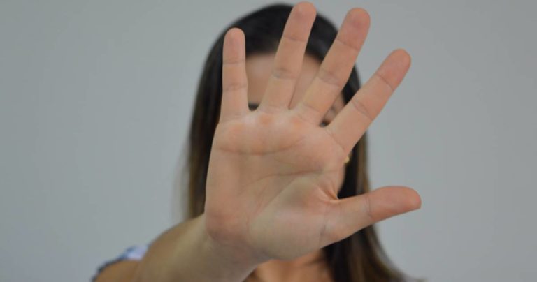 Pastor leva mulher ferida ao hospital após denúncia contra marido; em seguida, vítima muda versão