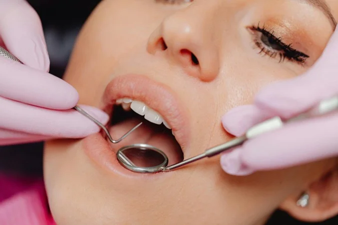 Como os dentes revelam mudanças hormonais no corpo feminino