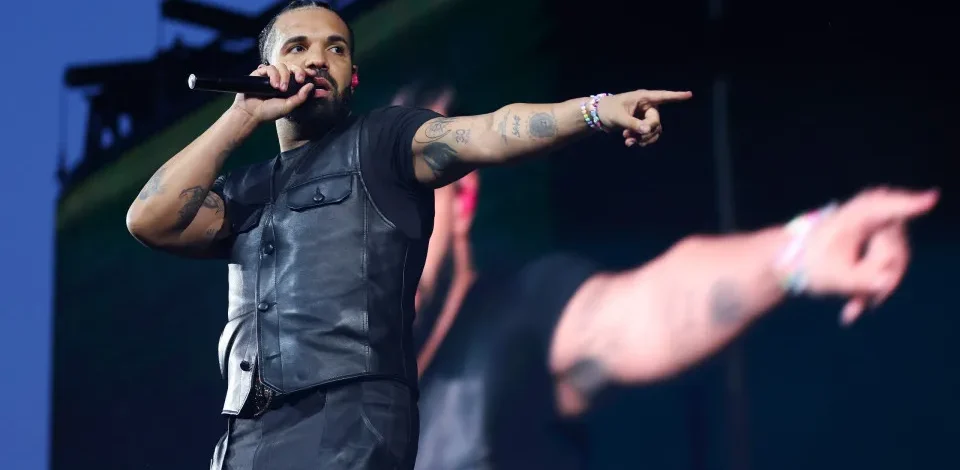 Drake se torna o primeiro artista a estrear três álbuns em 1º, 2º e 3º lugar na Billboard 200