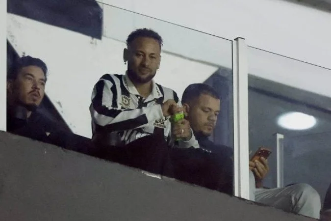 Neymar, do Santos, reage ao ser questionado sobre edema