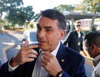 Flávio Bolsonaro chega a Brasília após encontro com Trump em Washington