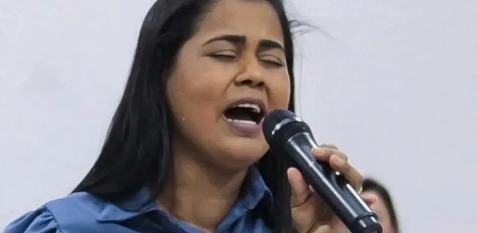 Cantora gospel morre aos 38 anos após doença no fígado