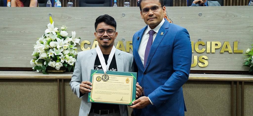 POR INICIATIVA DO CORONEL ROSSES, HUMORISTA WILLIAN OLIVEIRA É HOMENAGEADO COM A MEDALHA DE OURO RODOLPHO VALLE NA CÂMARA MUNICIPAL