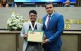 POR INICIATIVA DO CORONEL ROSSES, HUMORISTA WILLIAN OLIVEIRA É HOMENAGEADO COM A MEDALHA DE OURO RODOLPHO VALLE NA CÂMARA MUNICIPAL