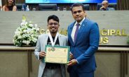 POR INICIATIVA DO CORONEL ROSSES, HUMORISTA WILLIAN OLIVEIRA É HOMENAGEADO COM A MEDALHA DE OURO RODOLPHO VALLE NA CÂMARA MUNICIPAL