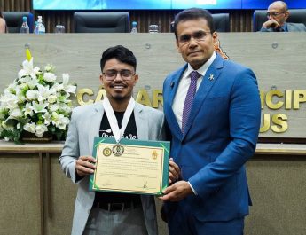 POR INICIATIVA DO CORONEL ROSSES, HUMORISTA WILLIAN OLIVEIRA É HOMENAGEADO COM A MEDALHA DE OURO RODOLPHO VALLE NA CÂMARA MUNICIPAL