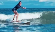 Aos 69 anos, Christiane Torloni pega primeira onda e celebra evolução no surfe