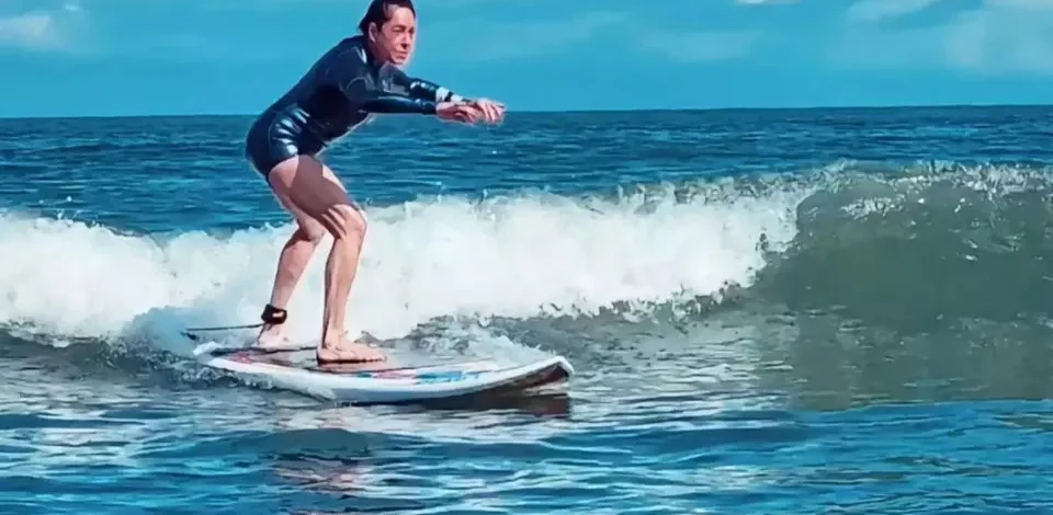 Aos 69 anos, Christiane Torloni pega primeira onda e celebra evolução no surfe
