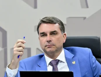 Flávio aciona STF e acusa Lula de incitação ao crime e ameaça