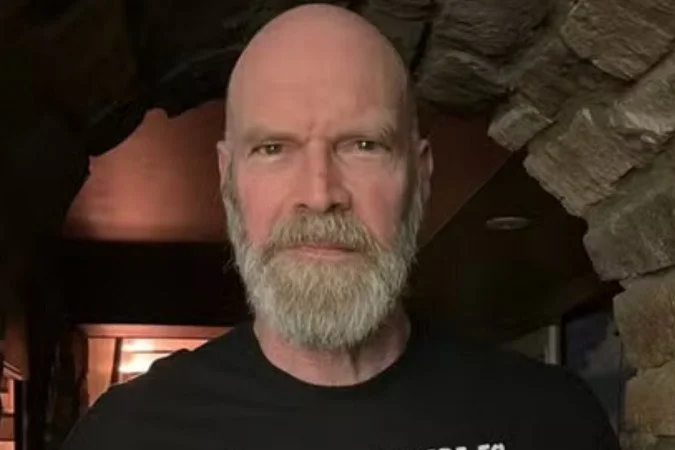 Câncer de mama em homens: ator de “X-Men” alerta sobre a doença rara