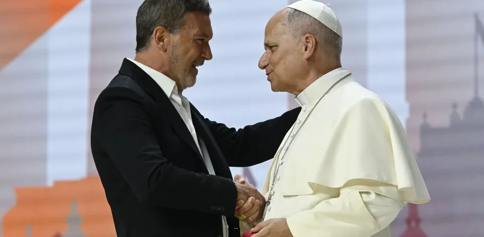 Antônio Banderas emociona plateia ao discursar perante o Papa Leão XIV