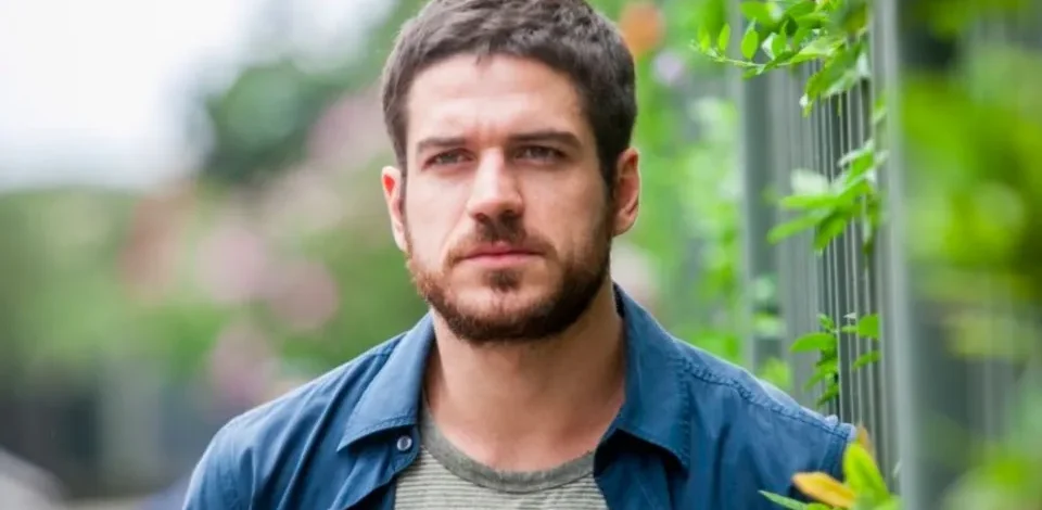 Marco Pigossi revela volta aos estudos em curso de Psicologia