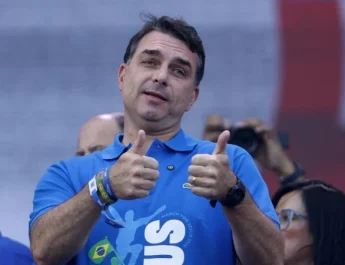Flávio lamenta não assistir estreia do Brasil na Copa com Jair Bolsonaro