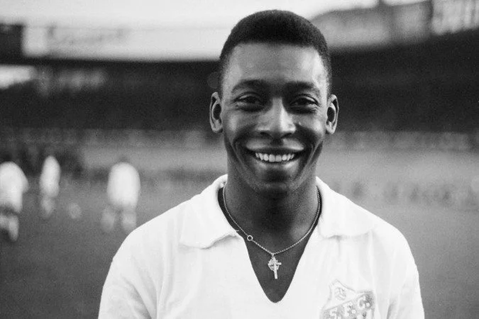 Jovem dos EUA sonha em ser jogador e seguir os passos de Pelé; conheça