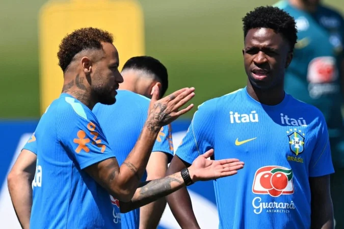 Neymar “cola” em Vini Jr. e treina pela primeira vez com o grupo
