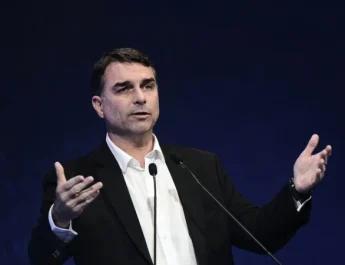 Flávio Bolsonaro volta a dizer que classificará milícias como terroristas