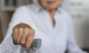 Dormir demais pode prejudicar mobilidade de homens idosos, diz estudo