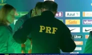 Neymar é tietado por policial e autografa camisa do Flamengo; veja