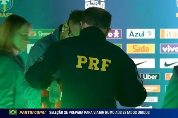 Neymar é tietado por policial e autografa camisa do Flamengo; veja