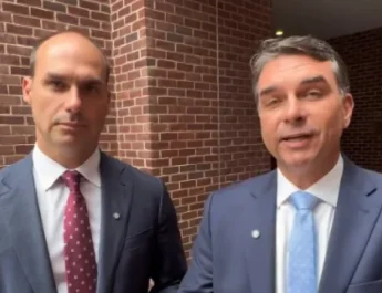 Flávio e Eduardo Bolsonaro culpam governo por risco de “tarifaço” americano