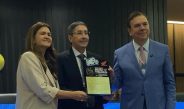 Moto Honda da Amazônia e homenageada pelos 50 anos de atuação naZona Franca no VIII Congresso de Direito Tributário da OAB-Am