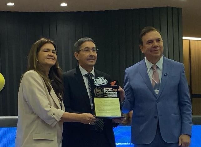 Moto Honda da Amazônia e homenageada pelos 50 anos de atuação naZona Franca no VIII Congresso de Direito Tributário da OAB-Am