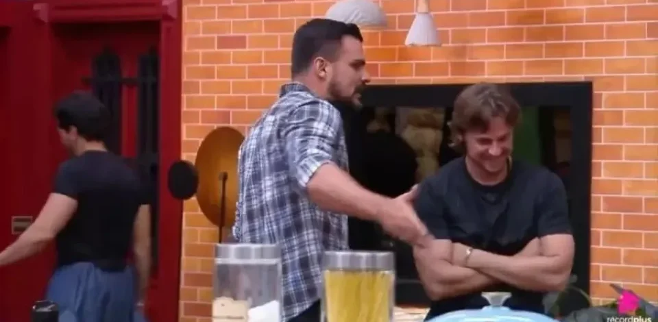 ‘Você é um macho escroto’, diz René Thirstan para Daniel Erthal, em A Fazenda 18