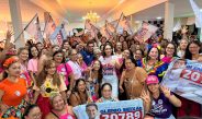 De mãos dadas com elas, Glenio Seixas reúne mais de 600 mulheres em ato e apresenta propostas para o público feminino