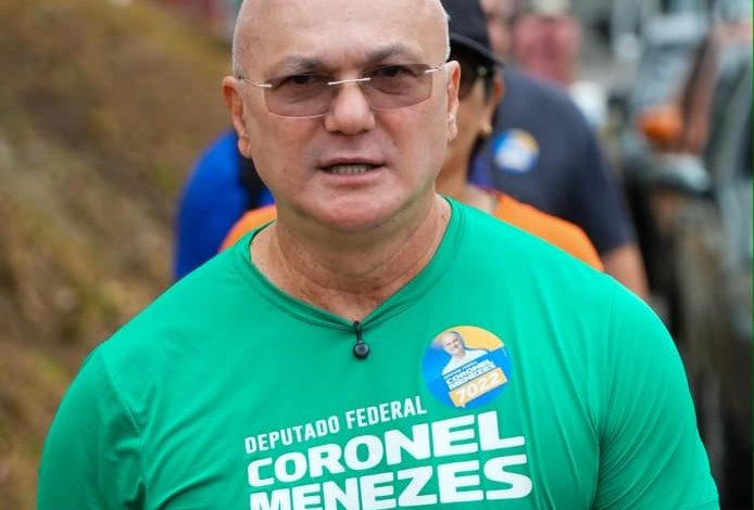 Na Rua do Fuxico, Coronel Menezes reforça compromisso com o comércio