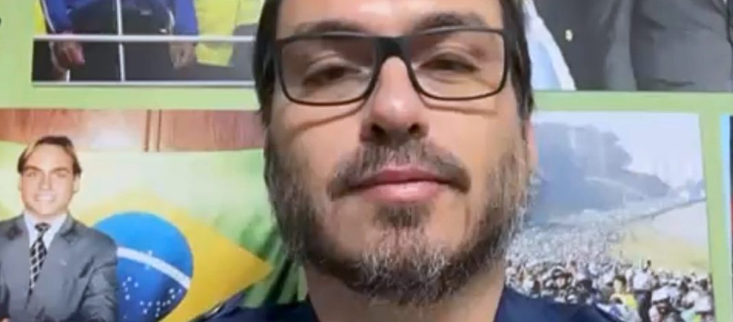 Carlos Bolsonaro declara voto: ‘É Maria e Flávio 22’