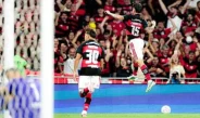 Flamengo vence Fluminense e segue na liderança do Brasileirão