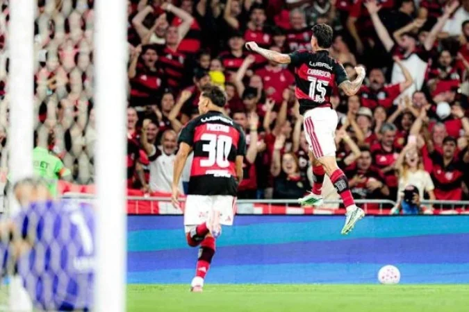 Flamengo vence Fluminense e segue na liderança do Brasileirão