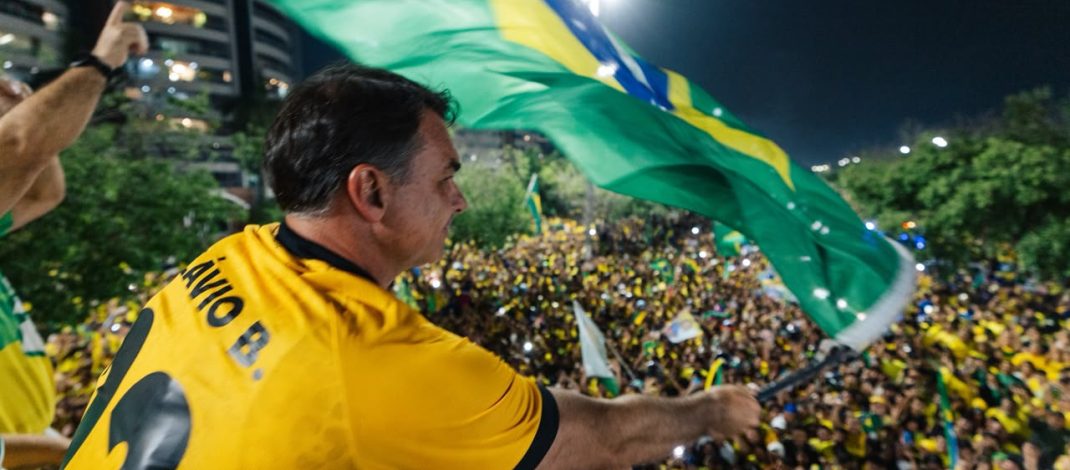 Professora Maria faz história no Amazonas e reúne 150 mil pessoas com Flávio Bolsonaro e Nikolas Ferreira no maior ato da direita no Norte do país