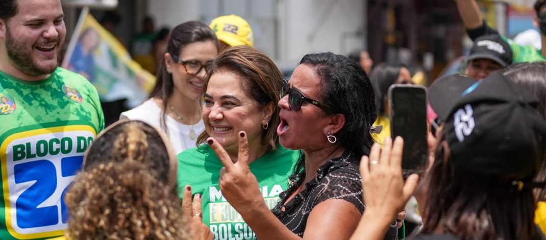 Abraços e apoio popular: Professora Maria ganha força nas ruas e mobiliza zona Leste