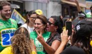 Abraços e apoio popular: Professora Maria ganha força nas ruas e mobiliza zona Leste