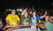 Presidente Figueiredo se veste de verde e amarelo para motocarreata com Professora Maria